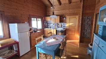 Kühlschrank, Mikrowelle, Herdplatte, Wasserkocher mit Kaffee-/Teezubehör