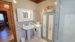 Shower, hair dryer, bidet, towels - BBkey Chalet alle Terme (Arta Terme)