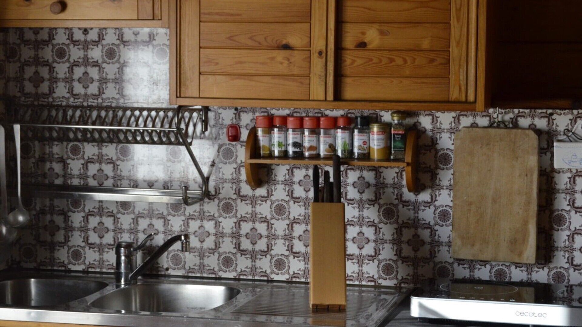 Wasserkocher mit Kaffee-/Teezubehör, Kühlschrank, Mikrowelle, Herdplatte