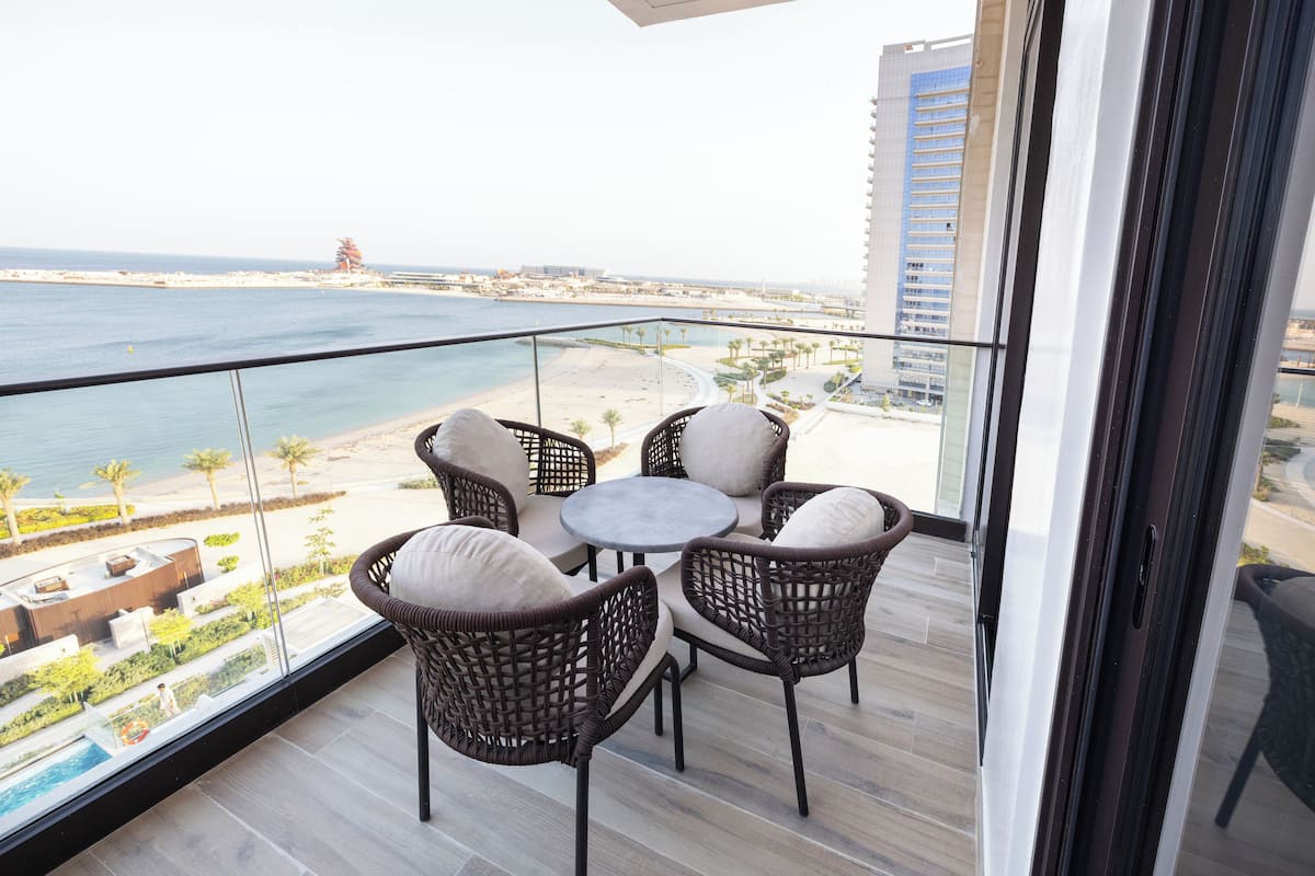 Minibar, blackout curtains, soundproofing, free WiFi