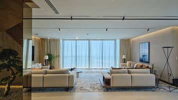 Skyline Penthouse Sea View | Wohnbereich | 42-Zoll-Flachbildfernseher mit Kabelempfang