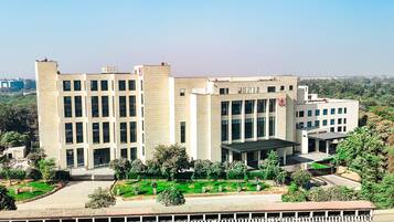 Vista frontal de la propiedad