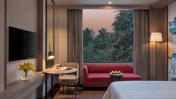 Ropa de cama de alta calidad y caja de seguridad en la habitación