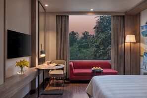 Ropa de cama de alta calidad y caja de seguridad en la habitación