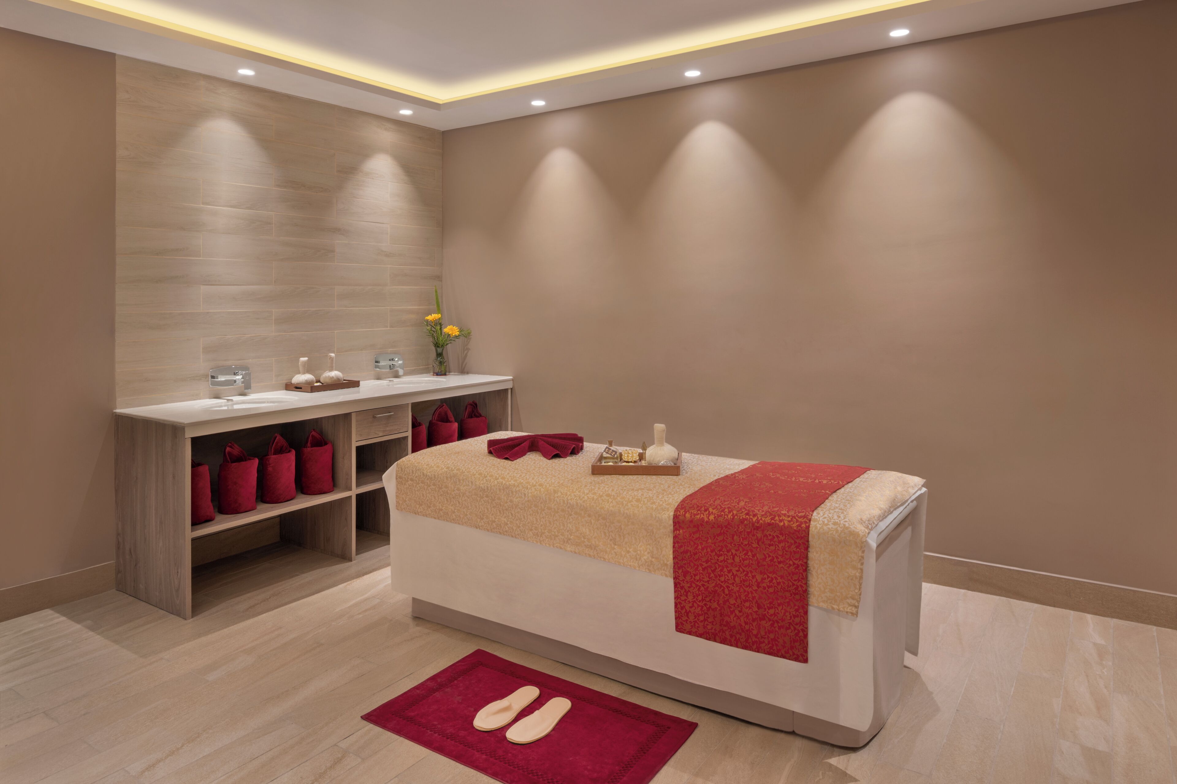 Couples treatment room(s), steam room, aromatherapy