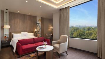 Ropa de cama de alta calidad y caja de seguridad en la habitación