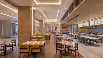 Desayuno buffet (INR 500 por persona)