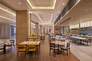 Café da manhã com buffet todos os dias (INR 500 por pessoa)