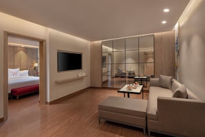 Suite, 1 cama Queen size | Ropa de cama de alta calidad y caja de seguridad en la habitación