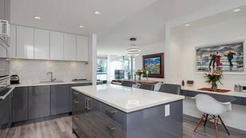 冰箱、微波炉、烤箱、炉灶