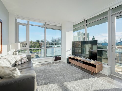 Escher Escape - Art-filled retreat with work desk nestled in the heart of downtown Victoria!