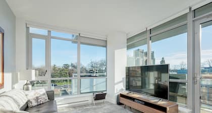 Escher Escape - Art-filled retreat with work desk nestled in the heart of downtown Victoria!