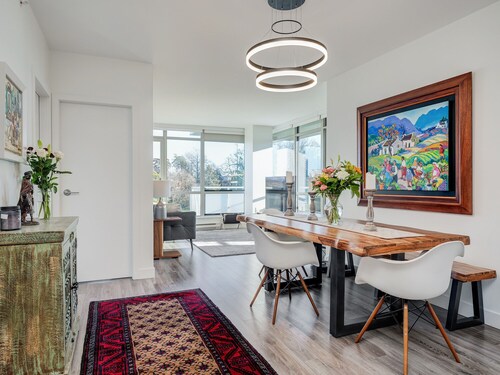 Escher Escape - Art-filled retreat with work desk nestled in the heart of downtown Victoria!