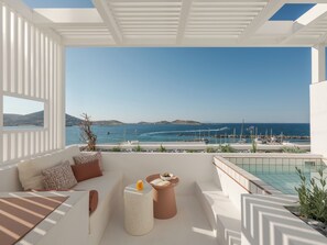 Deluxe tweepersoonskamer, balkon, uitzicht op zee | Geluiddichte muren, gratis babybedden, gratis wifi, beddengoed