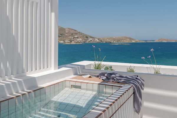 Quarto casal luxo, sacada, vista para o mar | Quartos à prova de som, berços grátis, Wi-Fi de cortesia, roupa de cama