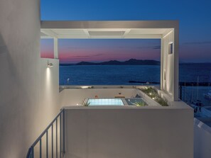 Superior Double Room with Outdoor Hot tub and Panoramic Sea View Split Level | Chambres insonorisées, lits bébé (gratuits), Wi-Fi gratuit