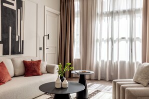 France Suite, two bedrooms, Kitchenette, balcony  City View | Oppholdsområde | TV