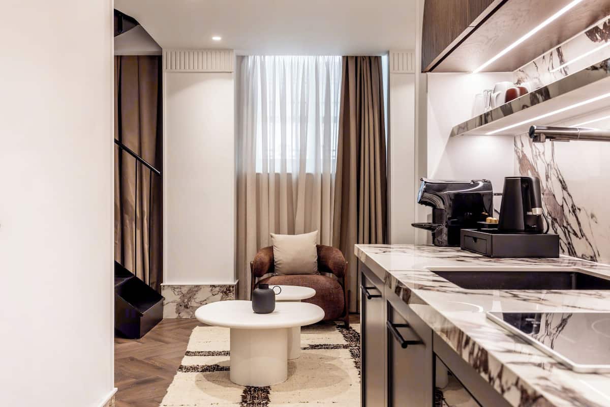 Pallas Suite, One bedroom, Kitchenette, City View | 2 quartos, cofres nos quartos, quartos à prova de som