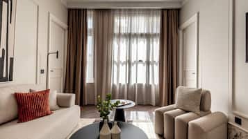 France Suite, two bedrooms, Kitchenette, balcony City View | Stofa | Sjónvarp