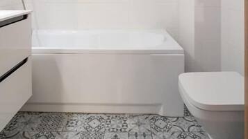 Classic Studio Suite | Bathroom