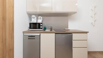 Classic Studio Suite | Private kitchen | Coffee/tea maker, electric kettle