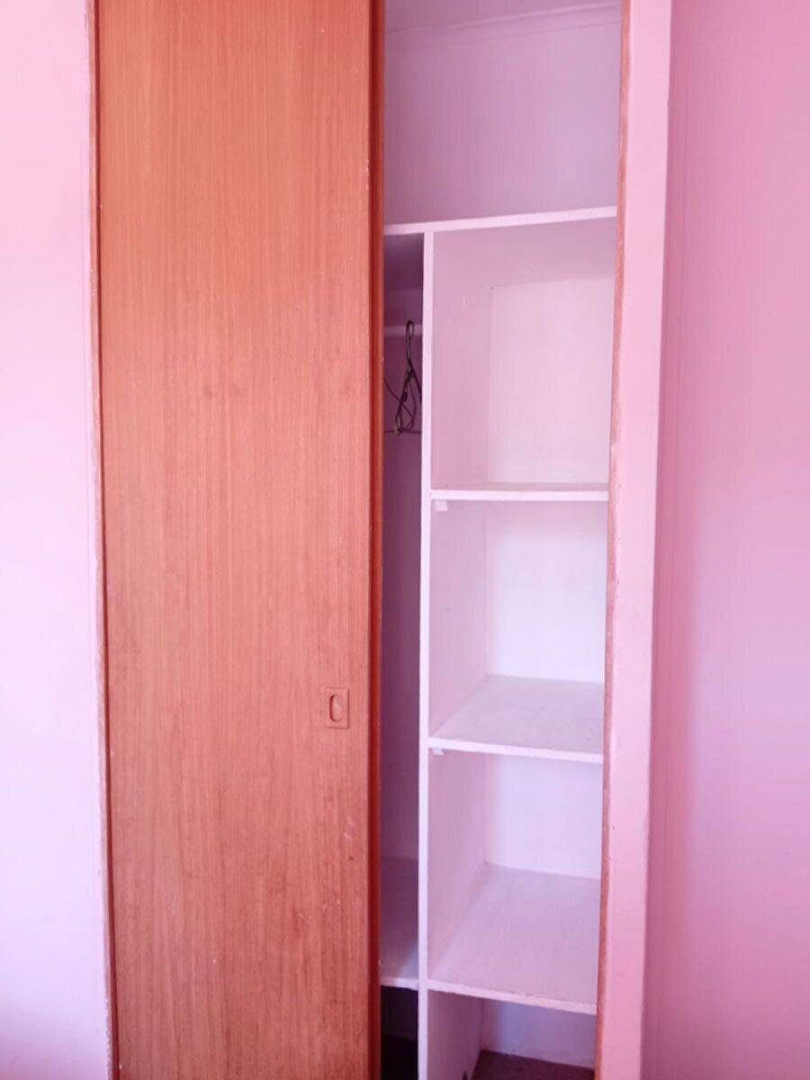 2 bedrooms, individually decorated, individually furnished, desk
