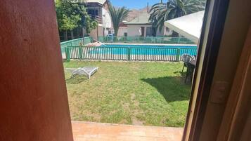 2 dormitorios, decoración individual, mobiliario individual y escritorio