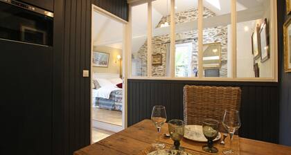 Independent cottage with sea view, private garden and wifi