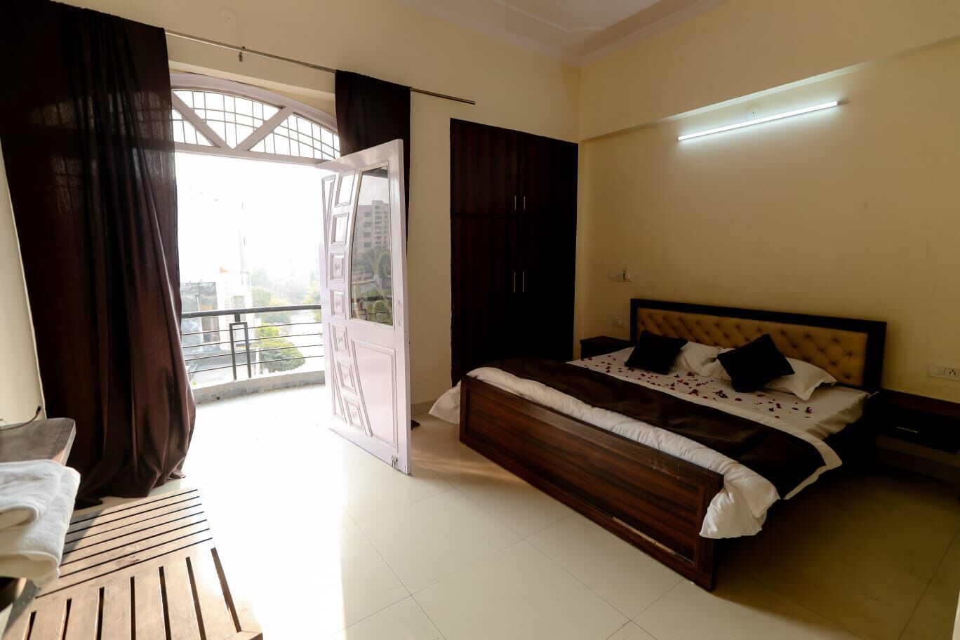 Basic Room | Laptop workspace, free WiFi