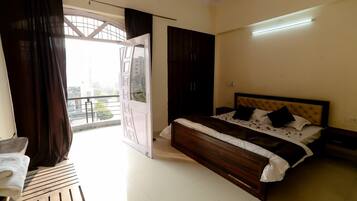Basic Room | Laptop workspace, free WiFi