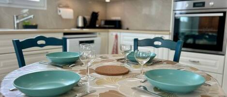 電子レンジ、コンロ、食器洗い機、コーヒー / ティーメーカー