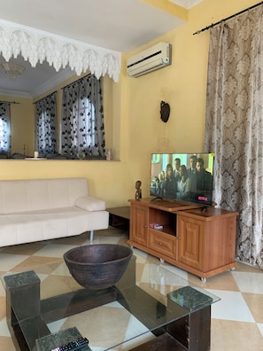 43-inch Smart TV with satellite channels - Locanda House Marrakech Sidi Ghiat (Sidi Abdallah Ghiat)