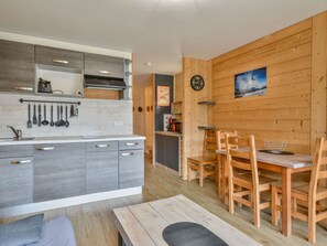 Fridge, dishwasher