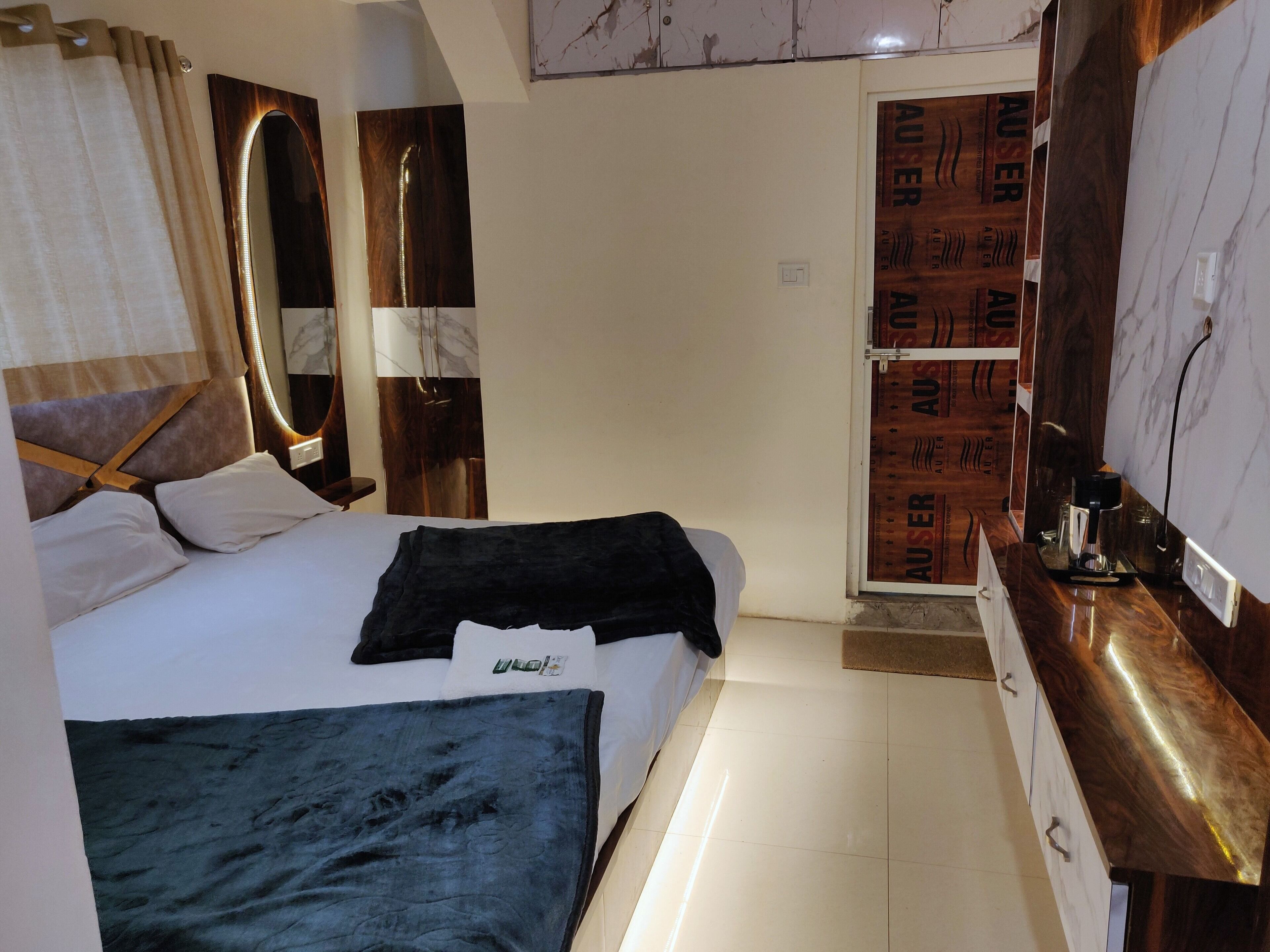Camera da letto con un letto, comodino e armadio con ante a specchio.