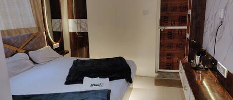 Camera da letto con un letto, comodino e armadio con ante a specchio.