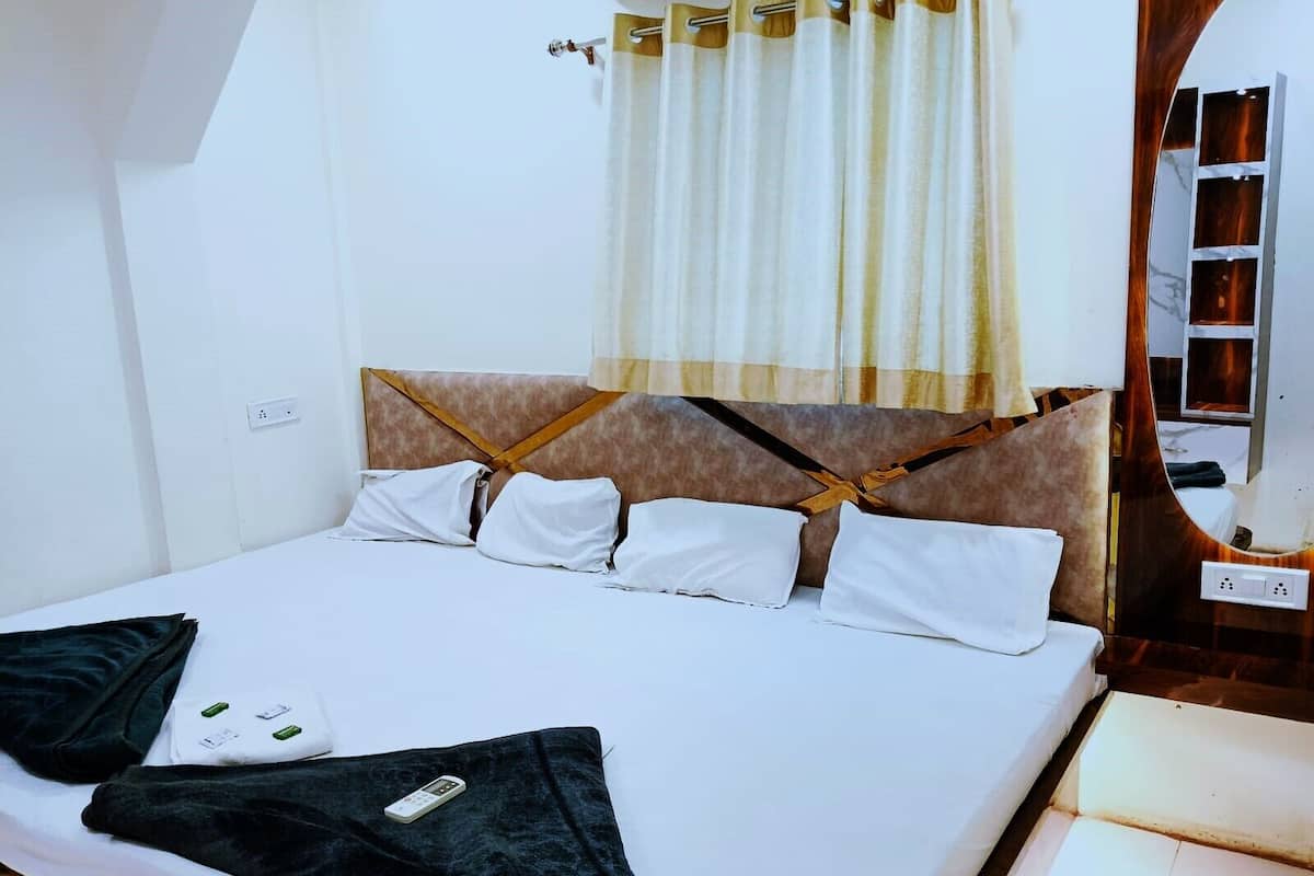 Desk, laptop workspace, free WiFi, bed sheets