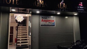 A szálloda bejárata, amelyen a „Hotel Aagaman Palace” feliratú tábla látható, és amely jelzi, hogy légkondicionált és nem légkondicionált szobák is rendelkezésre állnak.