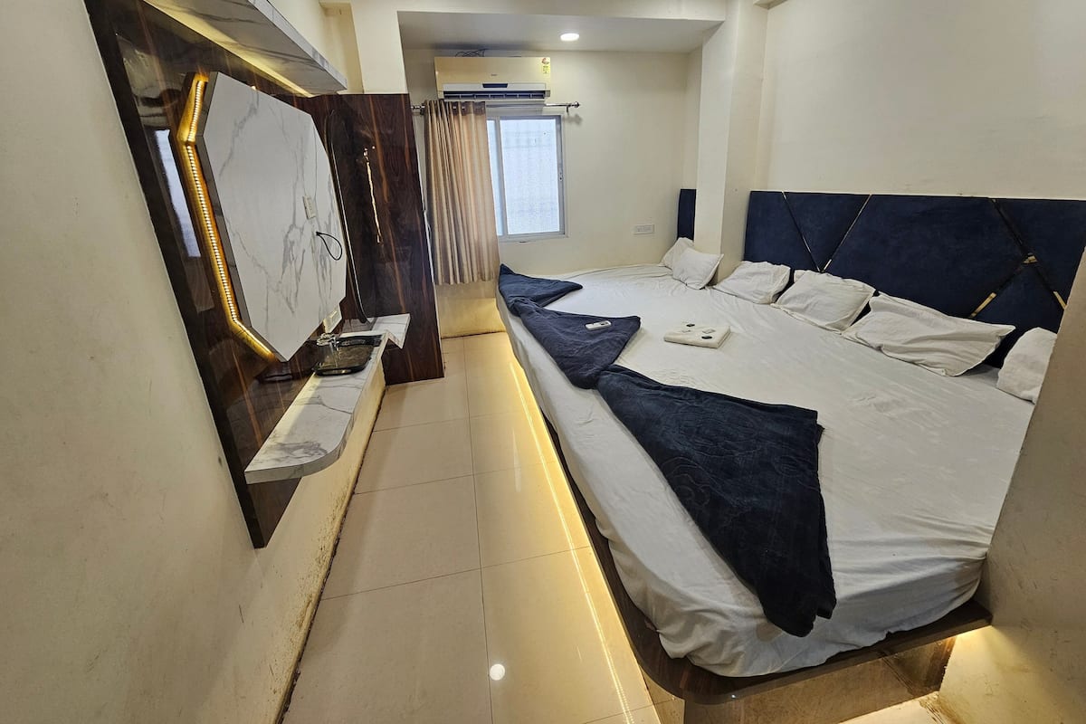 Desk, laptop workspace, free WiFi, bed sheets