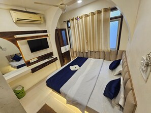 Deluxe Double Room | Desk, laptop workspace, free WiFi, bed sheets - Hotel Aagman Palace - Near Mahakal Temple (Ujjain)
