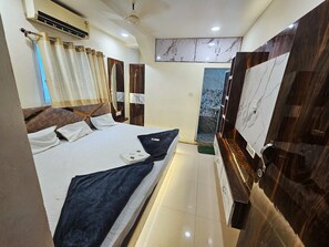 Premium Room | Meja, ruang kerja komputer riba, Wi-fi percuma, cadar katil 