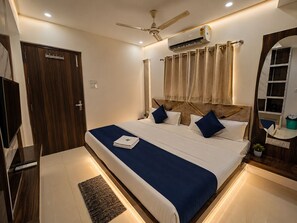Desk, laptop workspace, free WiFi, bed sheets - Hotel Aagman Palace - Near Mahakal Temple (Ujjain)