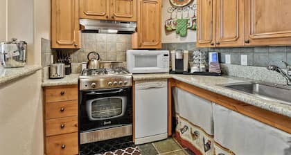 Charming 2BR Midway Villa~Pool, Tubing, Skiing, Golfing Villa 2057-2