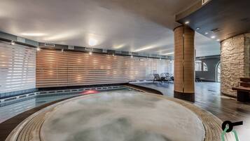 Piscina interna, funciona das 10h às 20h, guarda-sóis, espreguiçadeiras