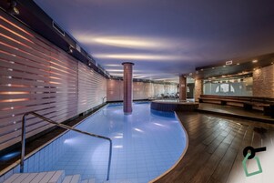 室内游泳池，10:00 至 20:00 开放，池畔遮阳伞，日光浴躺椅