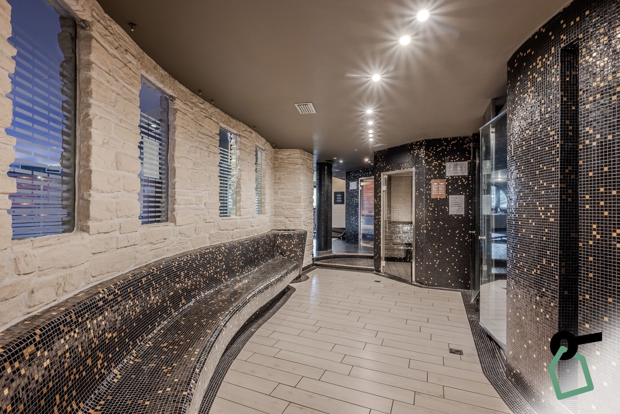 Un sauna, una bañera de hidromasaje, baño turco