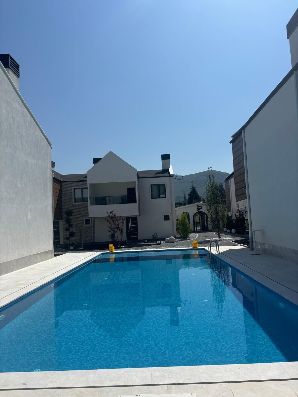 Una piscina al aire libre de temporada