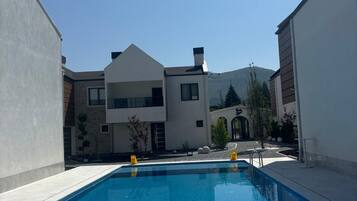 Una piscina al aire libre de temporada