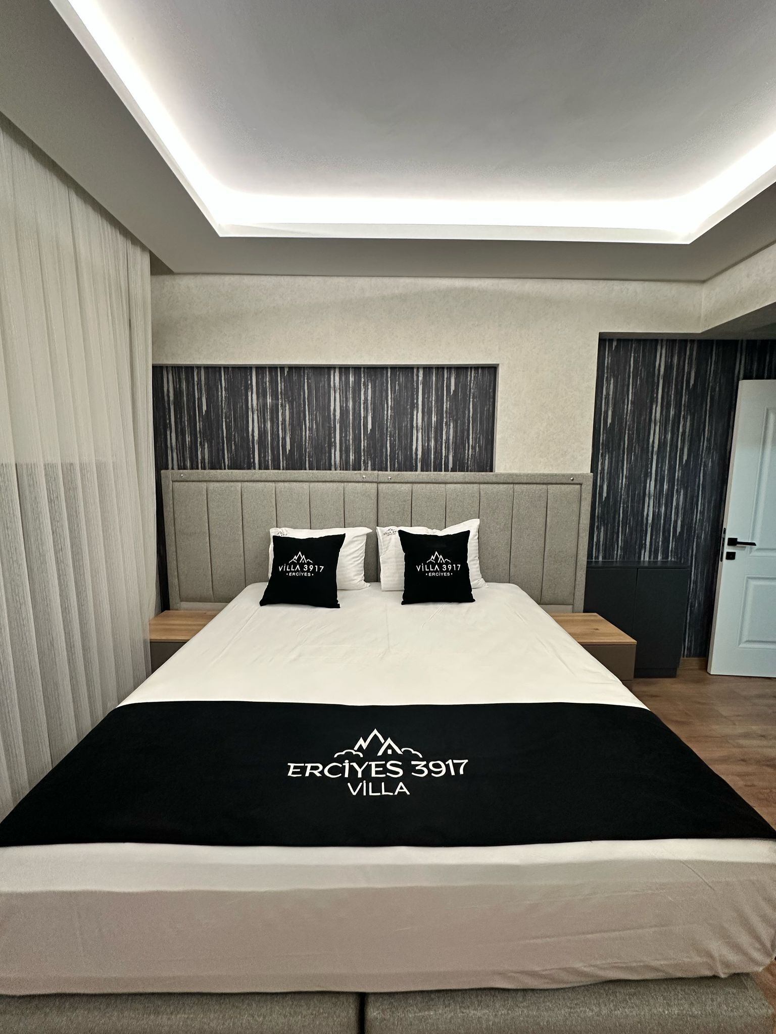 Habitación doble Deluxe, balcón, vista a la montaña | Escritorio, espacio para trabajar con laptop y cortinas blackout 