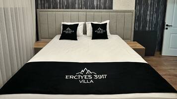 Habitación doble Deluxe, balcón, vista a la montaña | Escritorio, espacio para trabajar con laptop y cortinas blackout