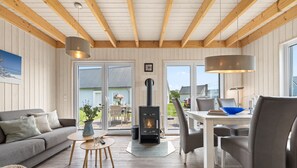 Una televisión, una chimenea